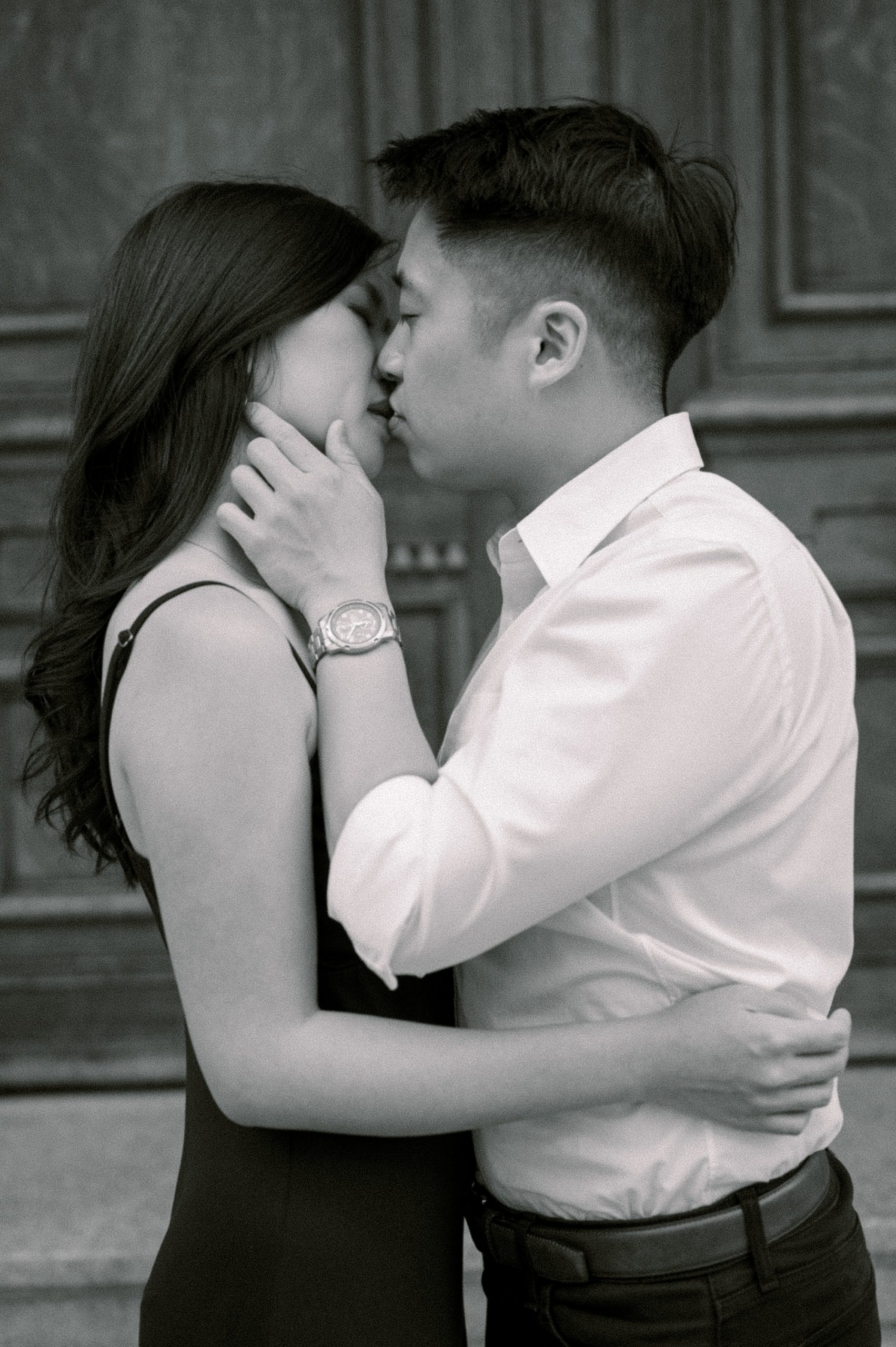 man kisses fiancee during New York City engagement session